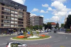 Vista panorámica de la Plaza Iturriondo con rotonda y edificios residenciales en Bilbao