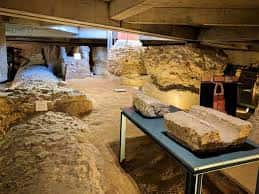 Interior del museo mostrando ruinas arqueológicas y piezas expuestas