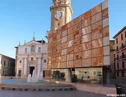 Fachada del museo junto a la iglesia de San Felipe y la torre del reloj