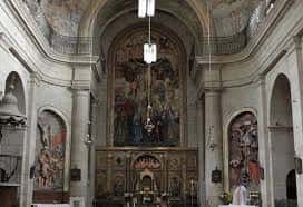 Interior de la capilla con altar mayor y pinturas murales en el ábside