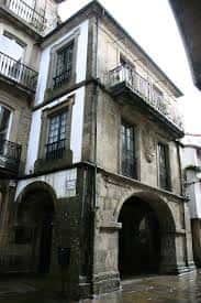 Vista exterior del Pazo de Vaamonde con fachada de piedra y balcones tradicionales