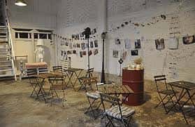 Espacio interior con decoración rústica y mobiliario minimalista
