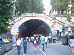 Entrada moderna del Túnel del Pasaje de Peña con peatones y decoración festiva