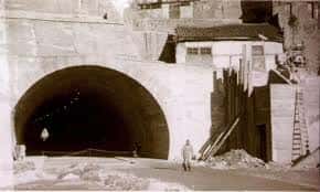 Vista lateral del túnel en construcción o restauración con materiales y escalera visible