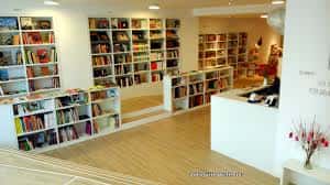 Vista general del interior de la librería con mostrador y estanterías