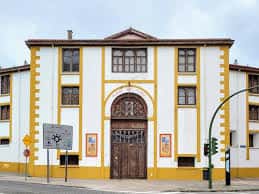 Fachada exterior de la Plaza de Toros de Santander con detalles arquitectónicos