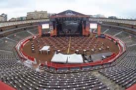 Vista panorámica del interior de la plaza con escenario montado para evento