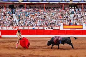 Momento de una corrida de toros con torero y toro en el centro del ruedo