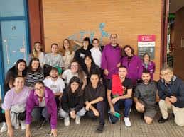 Grupo de participantes y personal del Centro Ocupacional Puerto Rico en Vitoria posando en el exterior del edificio