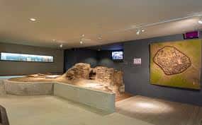Vista general del interior del museo con exposiciones arqueológicas y vitrinas