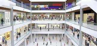 Vista panorámica del interior del Centro Comercial Los Fresnos mostrando múltiples niveles y tiendas