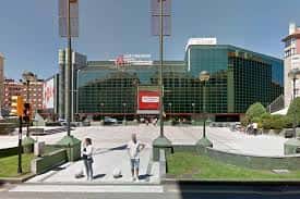 Fachada exterior del Centro Comercial Los Fresnos con su distintiva estructura de cristal