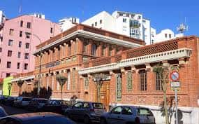 Fachada principal del Centro Municipal de Basurto en Bilbao, edificio histórico de ladrillo rojo con detalles arquitectónicos