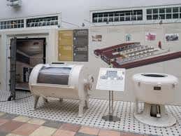 Interior del Centro Municipal de Basurto mostrando exhibición de maquinaria histórica del antiguo servicio de desinfección