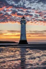 Vista del faro de New Brighton durante un atardecer colorido