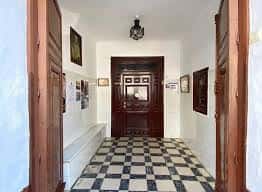 Pasillo interior con suelo de baldosas y puertas de madera