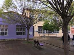 Vista exterior del Centro Comunitario Rochapea con fachada morada y zona ajardinada