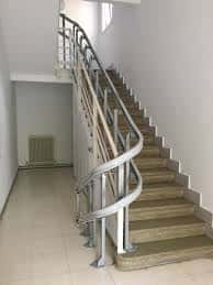 Escalera interior del Centro Comunitario Rochapea con barandilla metálica moderna