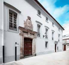 Entrada principal de la Casa da Veeduría con escudo y puerta de madera