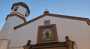 Fachada de la Parroquia de San Juan de Ávila con torre y retablo central