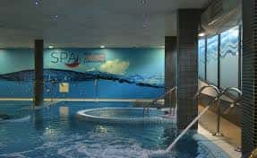 Interior de la piscina del spa del Real Grupo de Cultura Covadonga con zona de hidromasaje