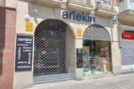 Fachada de la Librería Arlekin en Vitoria con escaparate y letrero visible