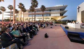 Ceremonia de graduación al aire libre con audiencia y escenario