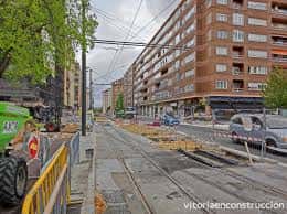 Vista del cruce entre calles Judimendi y Galicia en Vitoria durante obras de ampliación del tranvía