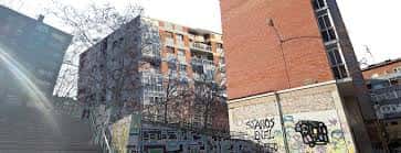 Edificios residenciales en el barrio de Arana, Vitoria, con grafitis en la pared inferior