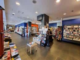 Interior de la librería con estanterías y zona de lectura