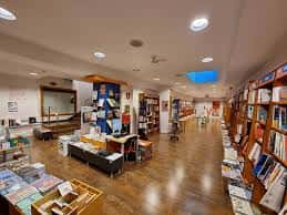 Vista general del interior de la librería con iluminación natural