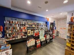 Sección de libros infantiles en la librería Oletvm