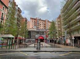 Plaza del Funicular en Bilbao con edificios residenciales y zona peatonal