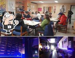 Interior del restaurante con clientes sentados en mesas y ambiente acogedor