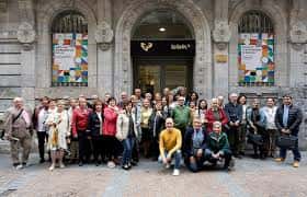 Grupo de participantes reunidos frente a la entrada principal del centro