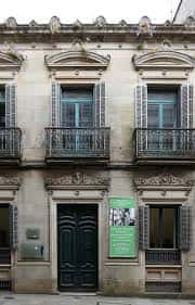 Fachada principal de la Fundación Gonzalo Torrente Ballester con balcones y cartel informativo verde