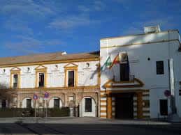 Fachada del edificio principal de la plaza con banderas