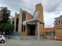 Fachada exterior de la Parroquia de Nuestra Señora de los Desamparados con arquitectura moderna y entrada principal