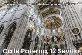 Interior de la iglesia con bóveda decorada, vitrales y altar central, mostrando el espacio para celebraciones litúrgicas