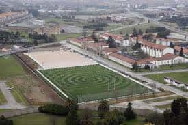 Vista aérea del complejo deportivo mostrando múltiples instalaciones y edificios de la Universidad Laboral