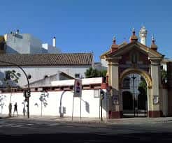 Fachada principal del Convento de la Divina Pastora con arco de entrada y detalles arquitectónicos