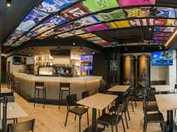 Vista del bar con techo decorado y barra de servicio