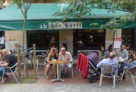 Terraza exterior del Bar Udaberri con clientes sentados bajo toldo verde
