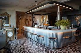 Bar principal del BNS Street Food con diseño contemporáneo y iluminación cálida