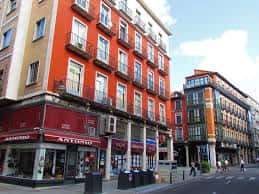 Fachada de edificios coloridos en la Calle Ferrari con comercios en planta baja
