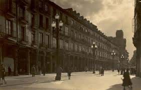 Fotografía histórica en sepia de la Calle Ferrari con arquitectura del siglo XIX