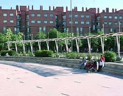 Vista general de la Plaza de la Solidaridad con pérgola y zona de descanso
