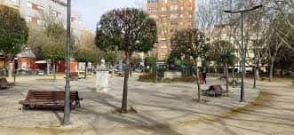 Área central de la plaza con árboles, bancos y espacio abierto para eventos
