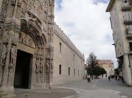 Fachada gótica del Monasterio de San Gregorio en la Calle Cadenas de San Gregorio