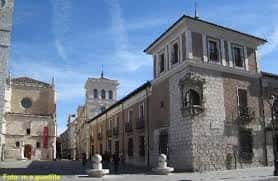 Vista de la Calle Cadenas de San Gregorio con edificios históricos y cielo despejado